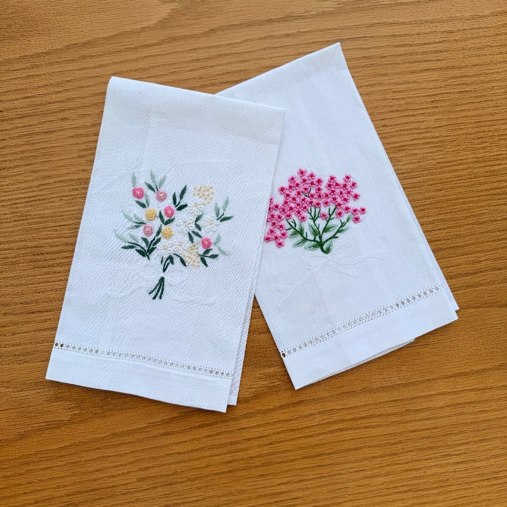 SET OF TWO HAND TOWELS